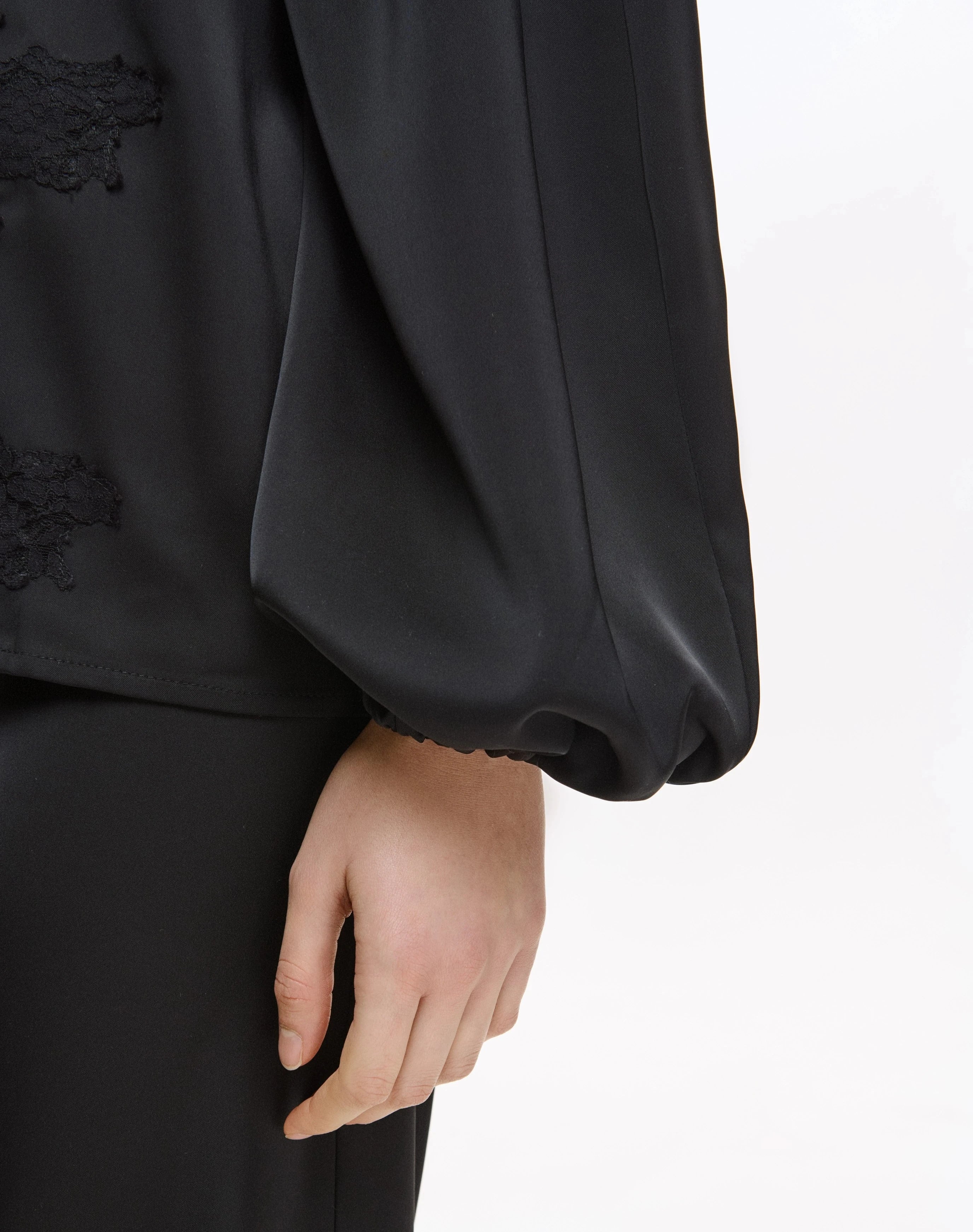 Sophie Satin-Set in Schwarz mit Spitzendetails und Shorts